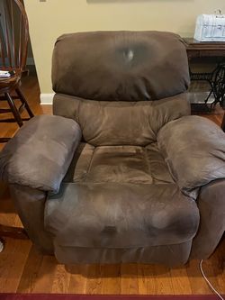 Lot of 2 brown recliners