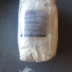 Truly Soft King Sheet Set White NWT