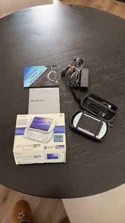 Sony PSP Go 16GB White with Box and Accessories
