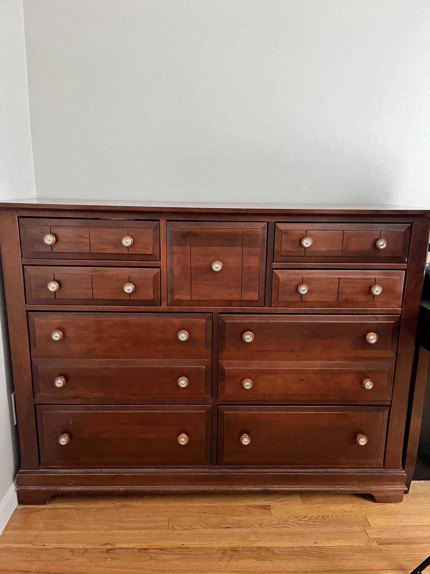 Vaughan Bassett Dresser Master Dresser