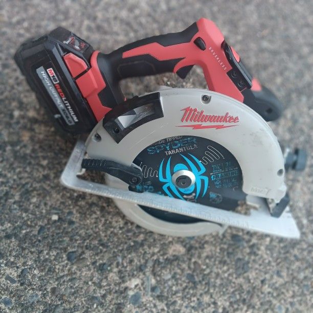 Milwaukee 2632-20 M18 Fuel 7-1/4in Circular Saw(needs switch repair) 6.0 Battery. For Pick Up Fremont Seattle. No Low Ball Offers Please. No Trades