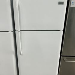 White 21 Cubic Foot Refrigerator 