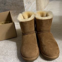 UGG Mini Bailey Bow (Women’s Size 7)