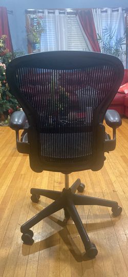 Herman Miller Aeron chair size b