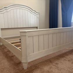 Round Hill Bedroom Furniture Set (Used)