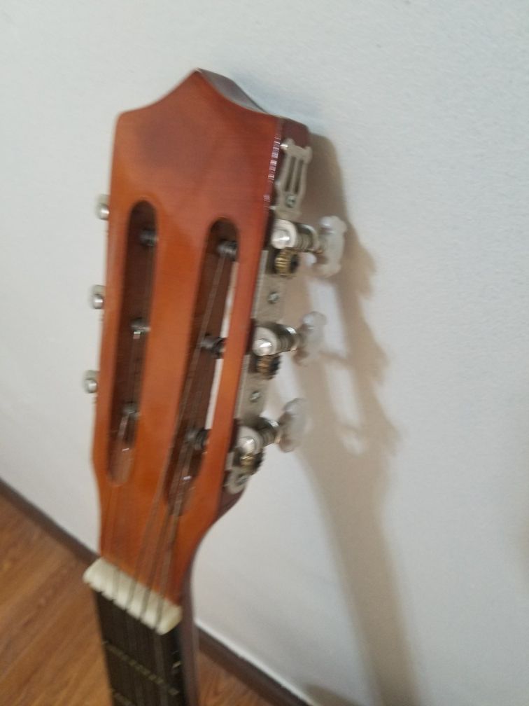 Left hand acustic guitar/Ofrecemos clases de Canto, Guitarra y Keyboard