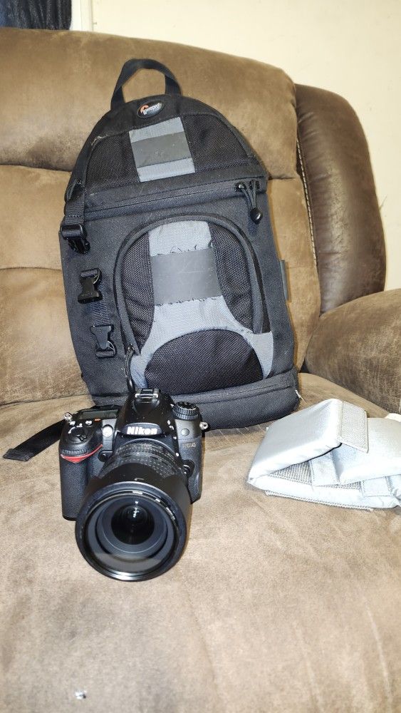 Nikon D7000 W/ Bag