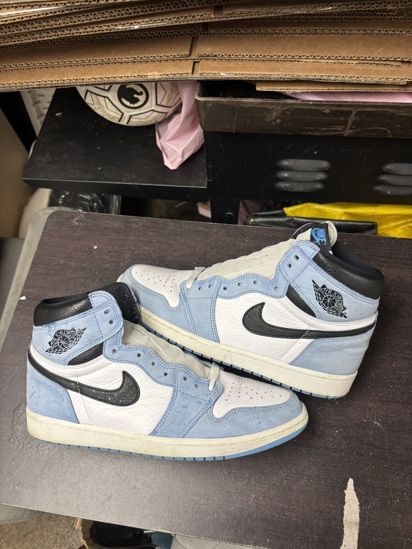 Air Jordan 1 High University Blue 
