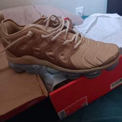 MENS SIZE: (9)        **NEW CONDITION: LITERALLY WORN ONCE**   $$150