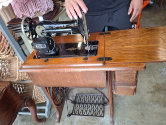 ANTIQUE SAWING MACHINE VERY BEAUTIFUL