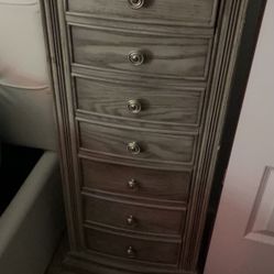 Compact Chest