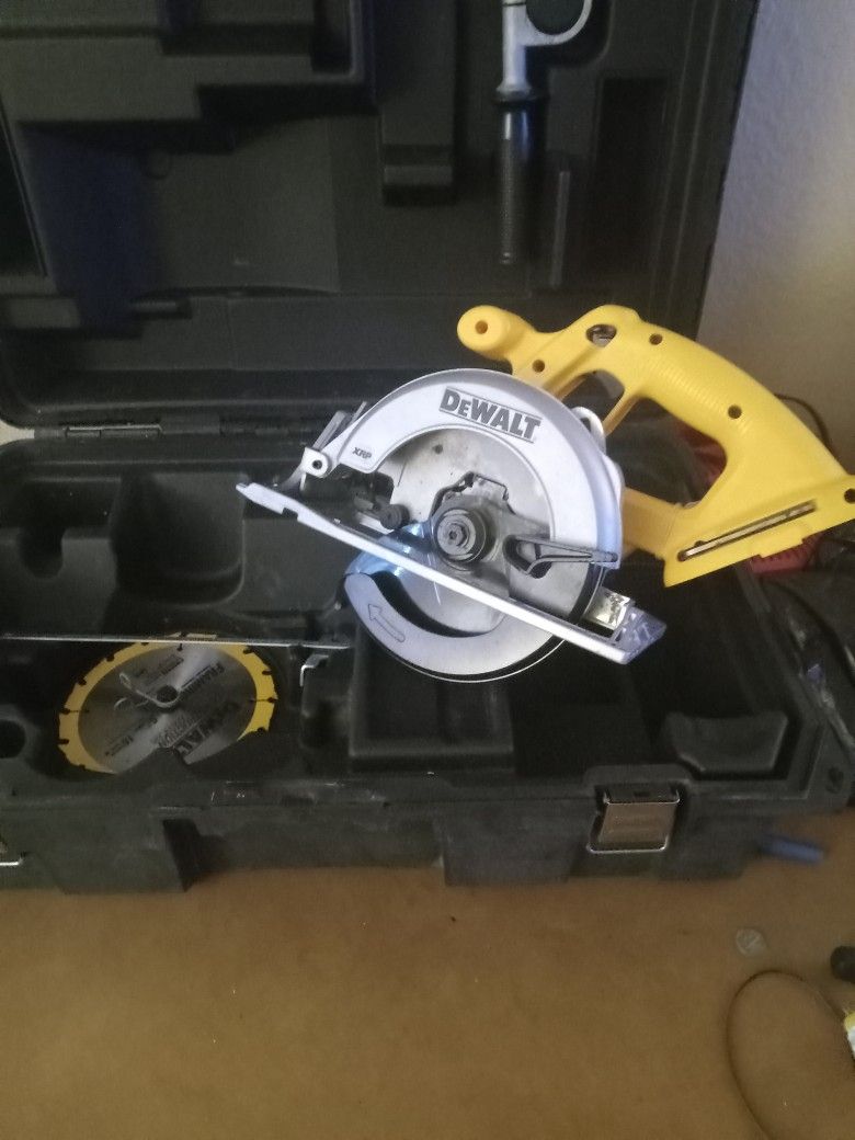 Dewalt 18v Circular Saw With Case