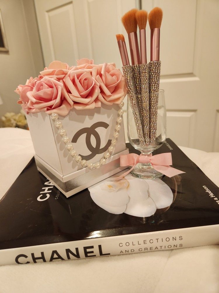 New! Silver And Pink Glam Vanity Set!