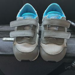 Nike children's tennis shoes, size 6c 👍🏻