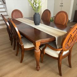 Dining Table & 6 Chairs 