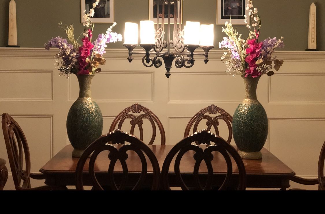 Full Comfortable Dining Room (Seats 8)