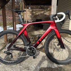 2022 Madone SLR 7 - 57cm