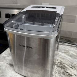 Frigidaire Ice Maker EFIC120-SS-SC