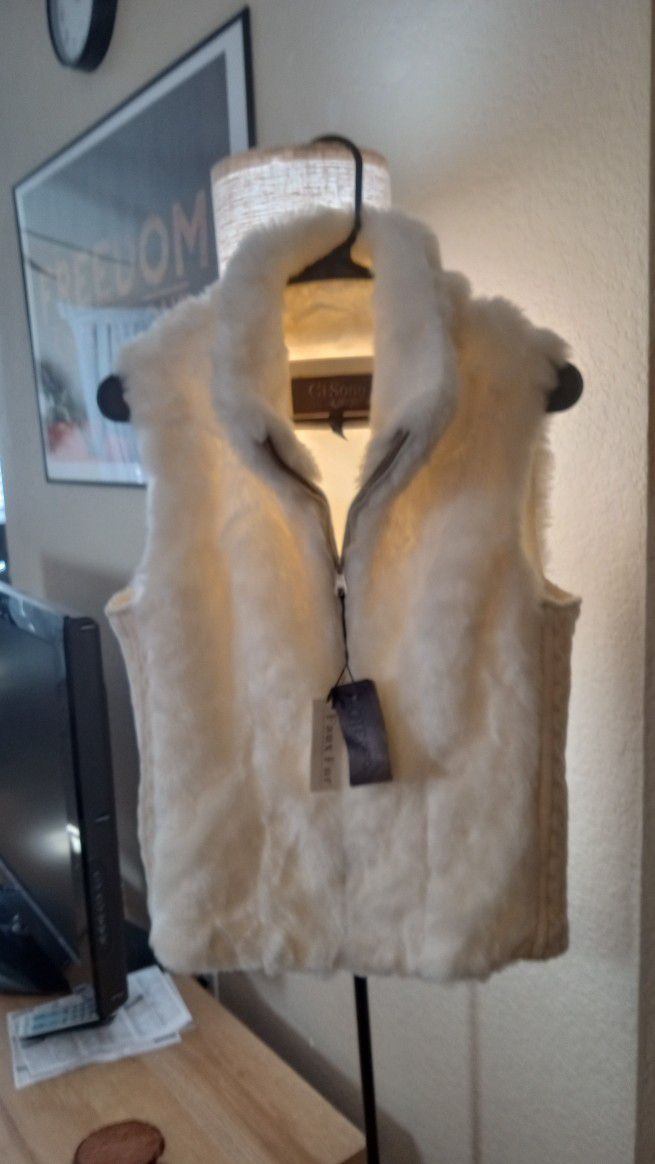 SI SONO BRAND NEW TAGS ON FAUX FUR WHITE ZIP UP  Fuzzy Vest  So Cute 10$ 