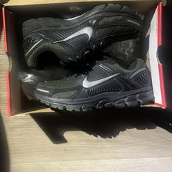 NIKE AIR ZOOM VOMERO 5 'BLACK SEQUOIA' Size 9
