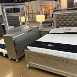 Queen Bedroom Set, 4PC ( No Mattress Included)💕