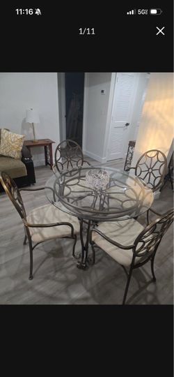 Must go today or tomorrow! Kitchen/Dining table with chairs