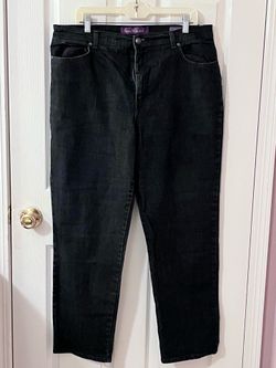 OU030524 Gloria Vanderbilt “Amanda” Vintage Black Jeans