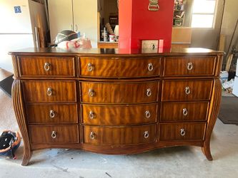 Stunning Vintage Mahogany Dresser