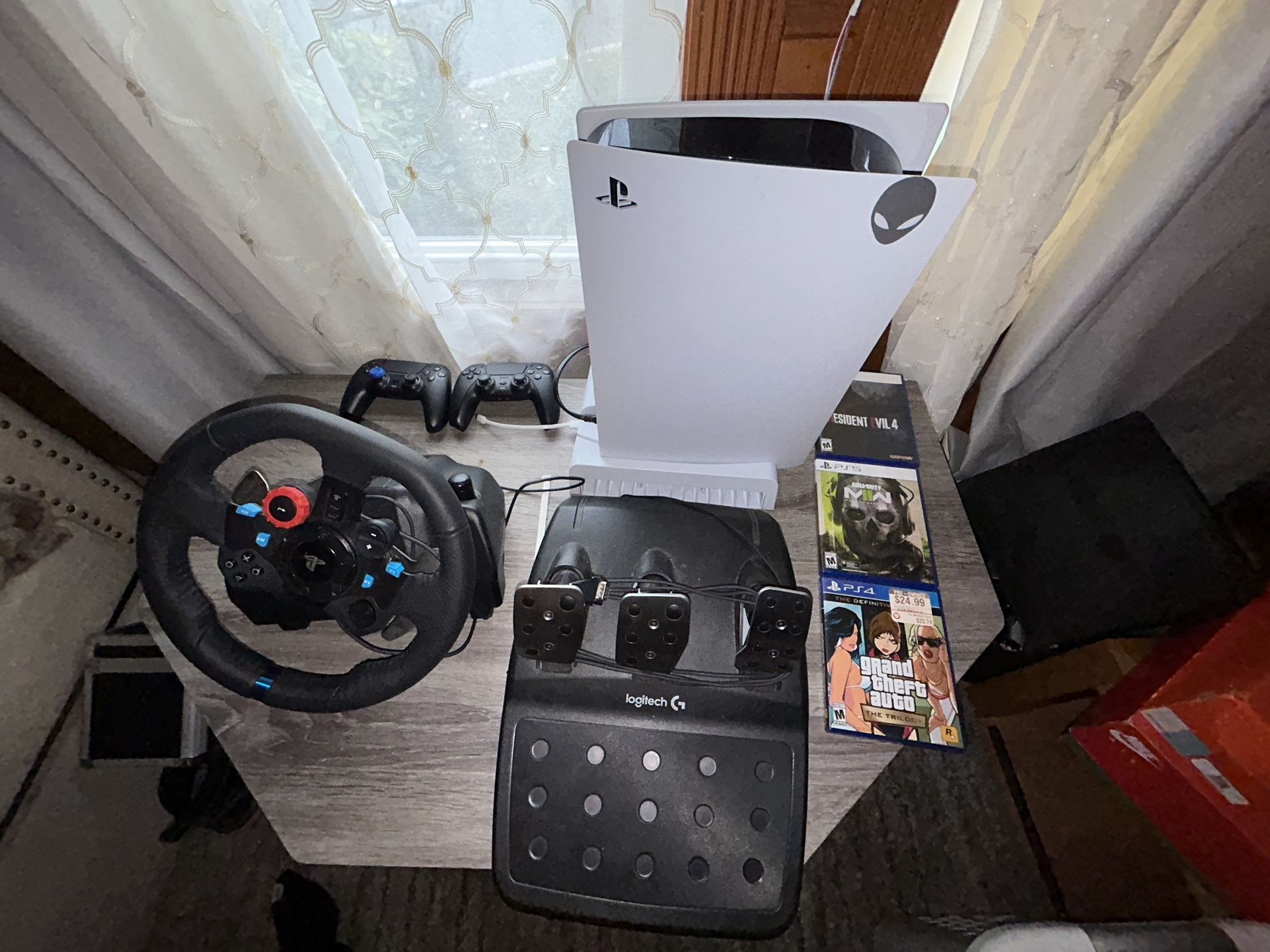 PS5 + 2 controller + simulator driver (no used) + 3 games