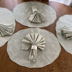 4 Green Placemats, Napkins, and Napkin Rings