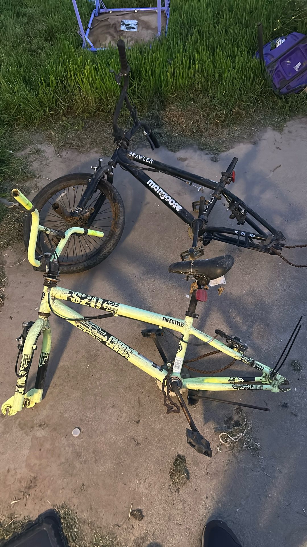 Both of these bikes have no brakes or back tires. One of them doesn’t have a front tire chain both fork need offers.
