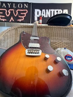 Squire Paranormal Toronado Guitar