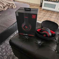 Beats Studio3 Wireless Bluetooth Black / Red Over-Ear Noise Cancelling Head Phone