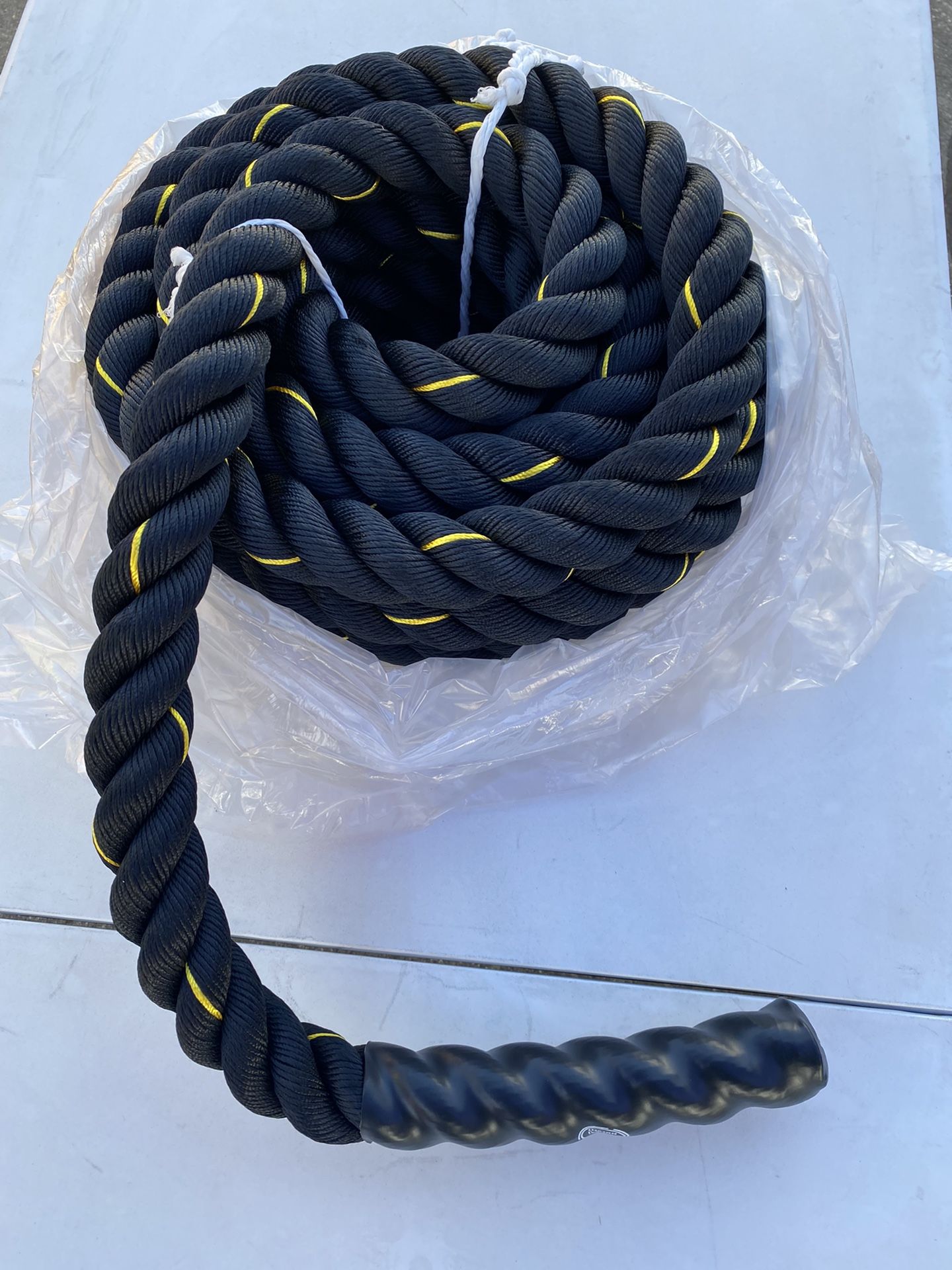 BATLE ROPE 30 FEET LONG BY 2 INCHES BY 30 POUNDS BRAND NEW 