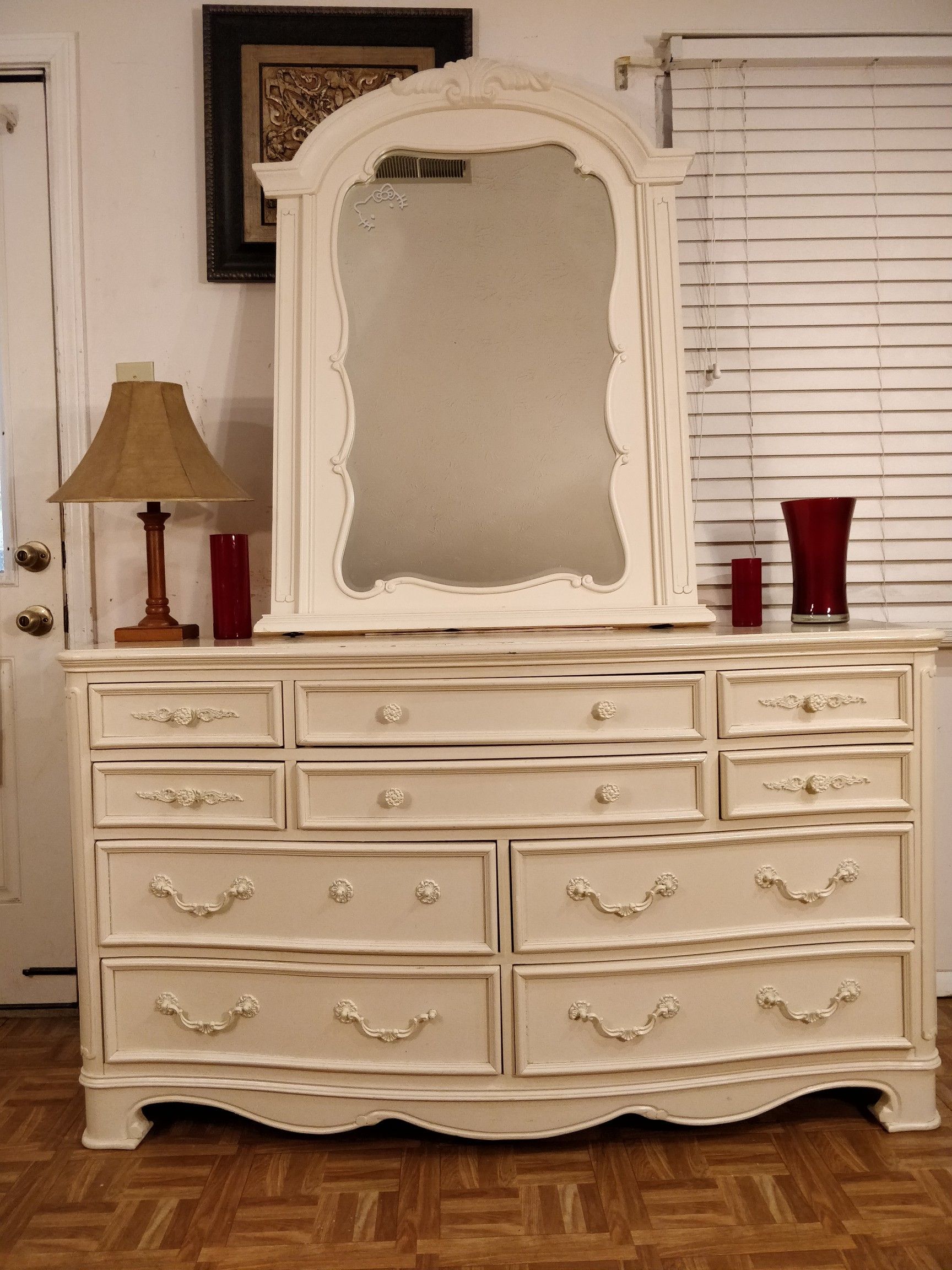 Nice solid wood dresser with 10 drawers and mirror in very good condition, all drawers sliding smoothly. L58"*W19.2"*H33"