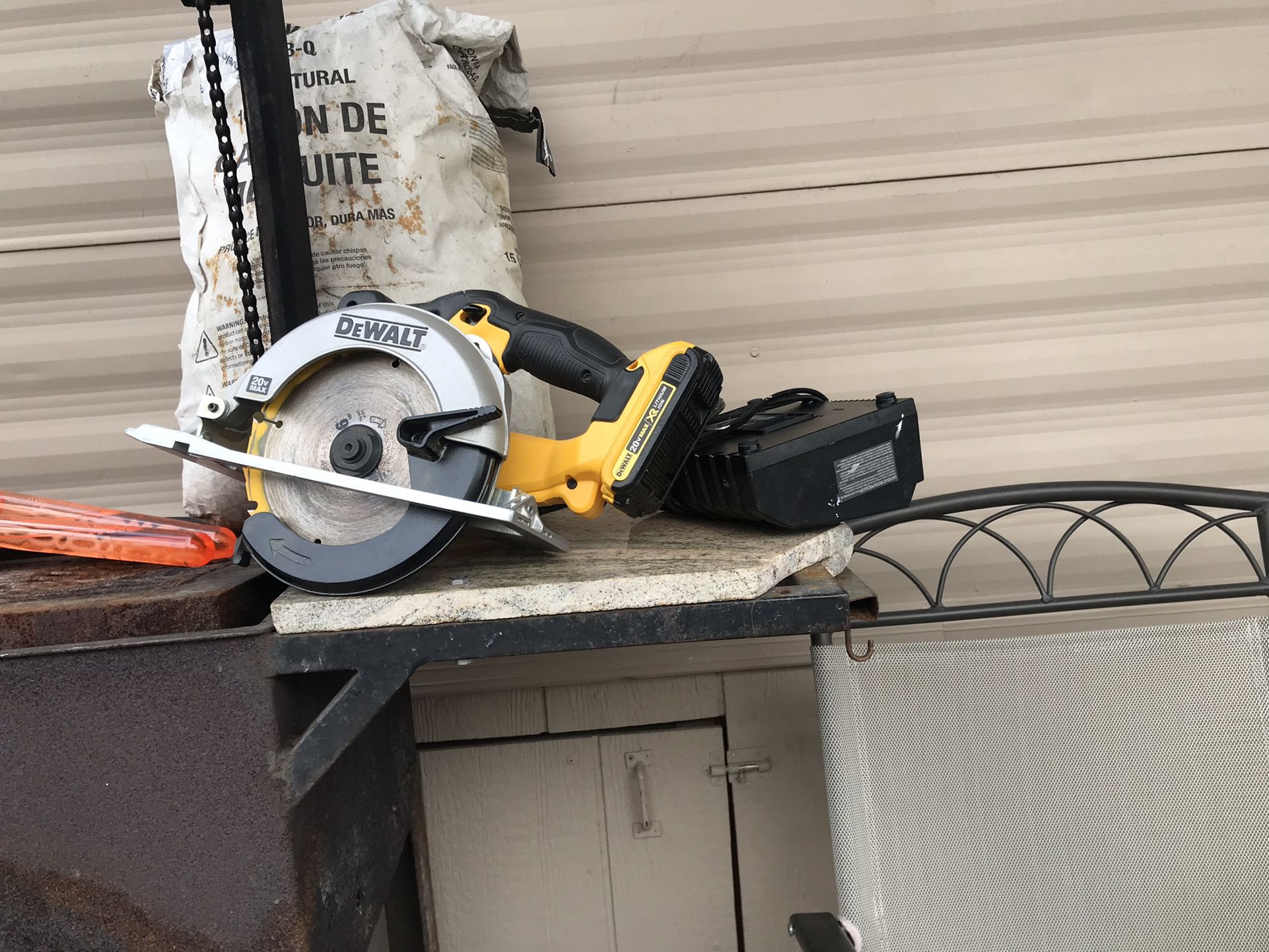 Dewalt 6-1/2 Circular Saw Battery And Charger 