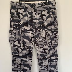 Levi’s Cargo Camo Pants - 38x30