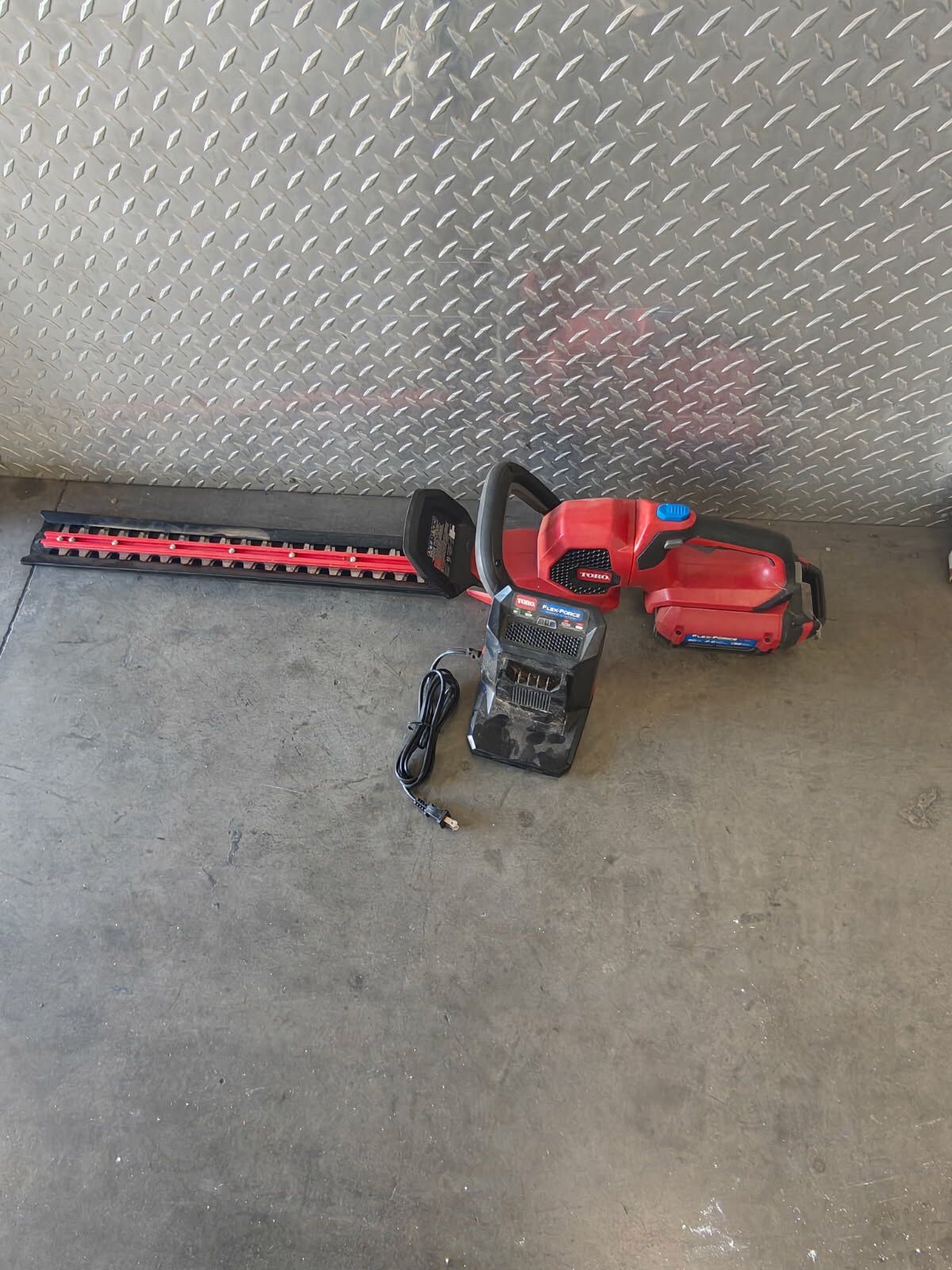 Toro Flex-Force 60-volt max 24-in Battery Hedge Trimmer 2.5 Ah Battery