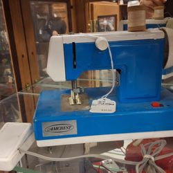 VINTAGE SEWING MACHINE