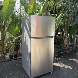 Whirlpool Refrigerator Apartment Size Like New 🕊️