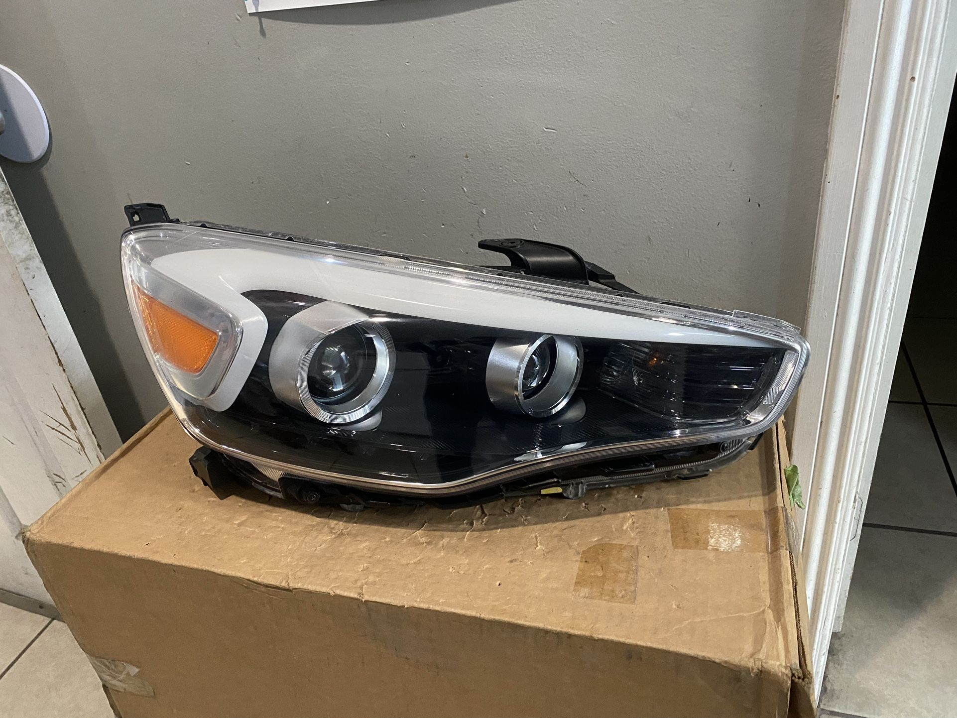 2014-2016 Kia Cadenza Right Headlight