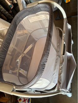 Ingenuity bassinet / play pin
