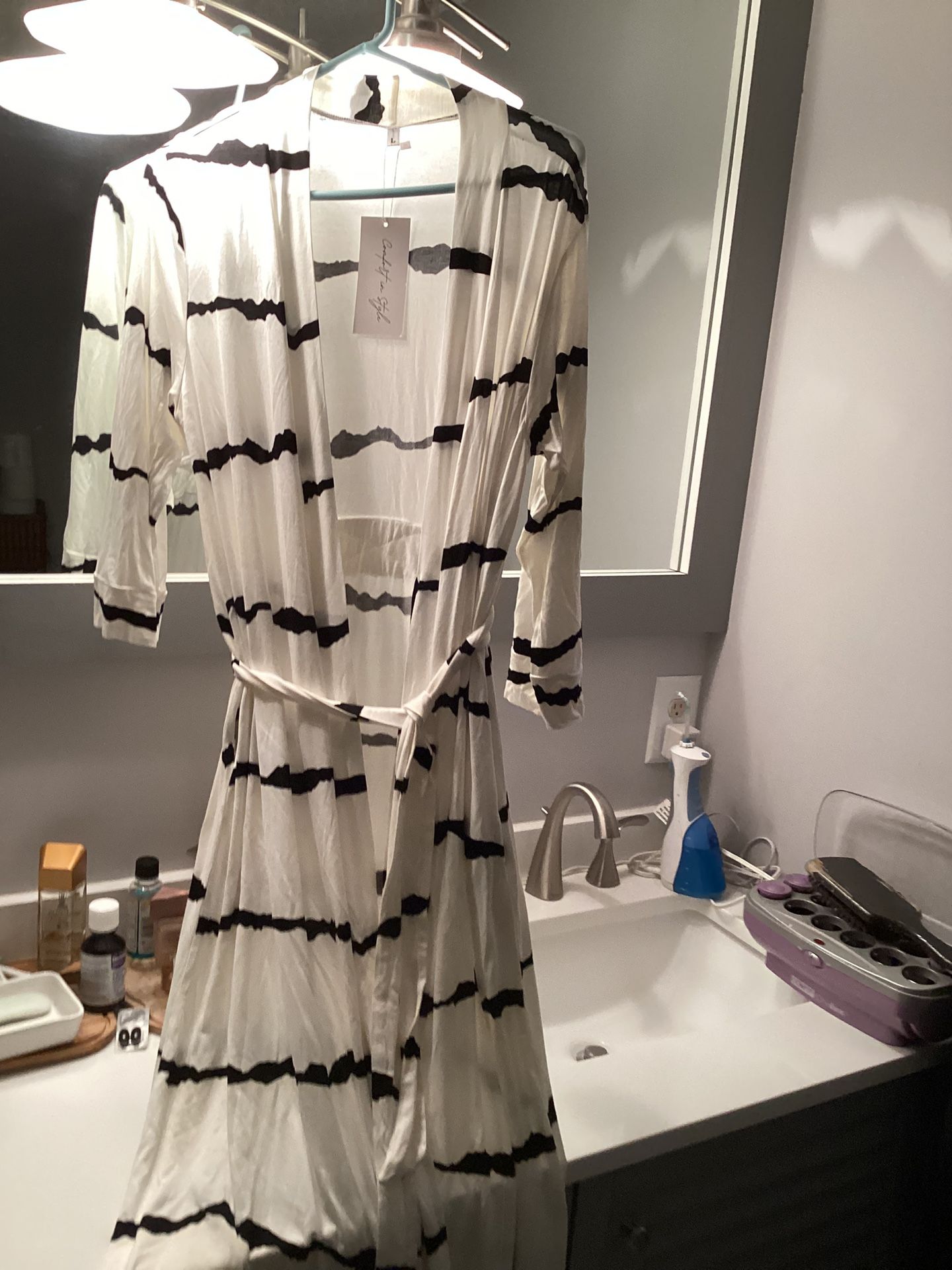 Vintatre robes For Women creme black striped NEW Cost $40 Sell $6