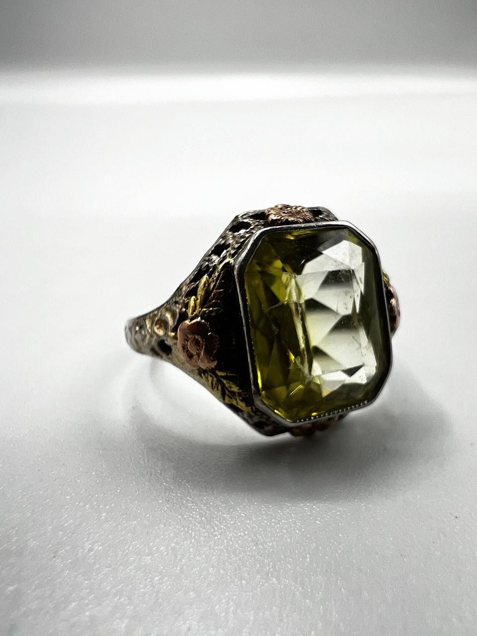 Gorgeous vintage Art Deco citrine ring made of 10k white gold.