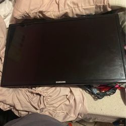 32in Samsung TV with wall mount