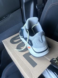 Yeezy 700 size 9
