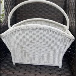 Lovely vintage excellent condition “magazine rack”. Can be repurposed around the house!