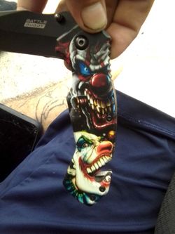 Knife clown