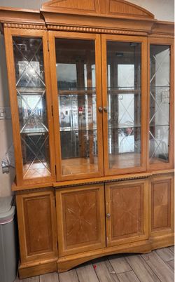 Vitrina de madera con Luses