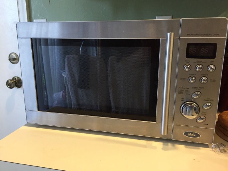 Oster Microwave and Grilling Oven for Sale in Delray Beach, FL